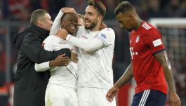 Dodi Lukebakio (Ś) przyjmuje gratulacje po hat-tricku wbitym Bayernowi (fot. PAP/EPA)