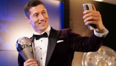 Robert Lewandowski z trofeum FIFA The Best (fot. Getty Images)