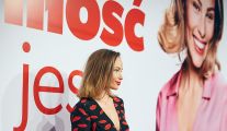 Fot. Ewa Kalinowska/Weronika Książkiewicz na premierze filmu "Miłość jest blisko"