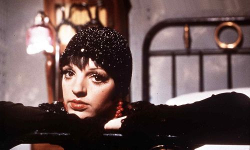 25-letnia Liza Minnelli była gwiazdą dopiero wschodzącąa, miała głos jak dzwon i wyraźną predylekcję do ról ekscentryczek. Ojciec wybił jej z głowy pomysł naśladowania Marlene Dietrich, wskazując lepszy wzorzec: Louise Brooks. Liza pożyczyła od niej fryzurę i styl wampa niemego kina. Fot. FilmPublicityArchive/United Archives via Getty Images