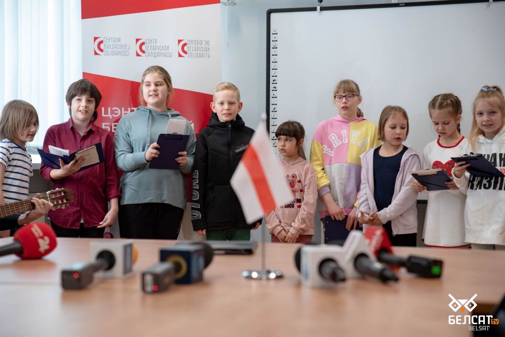Здымак мае ілюстрацыйны характар. Дзеці з Беларусі і Украіны падчас сустрэчы са Святланай Ціханоўскай у Цэнтры беларускай салідарнасці. Варшава, Польшча. 24 сакавіка 2022 года. (Фота: Белсат)