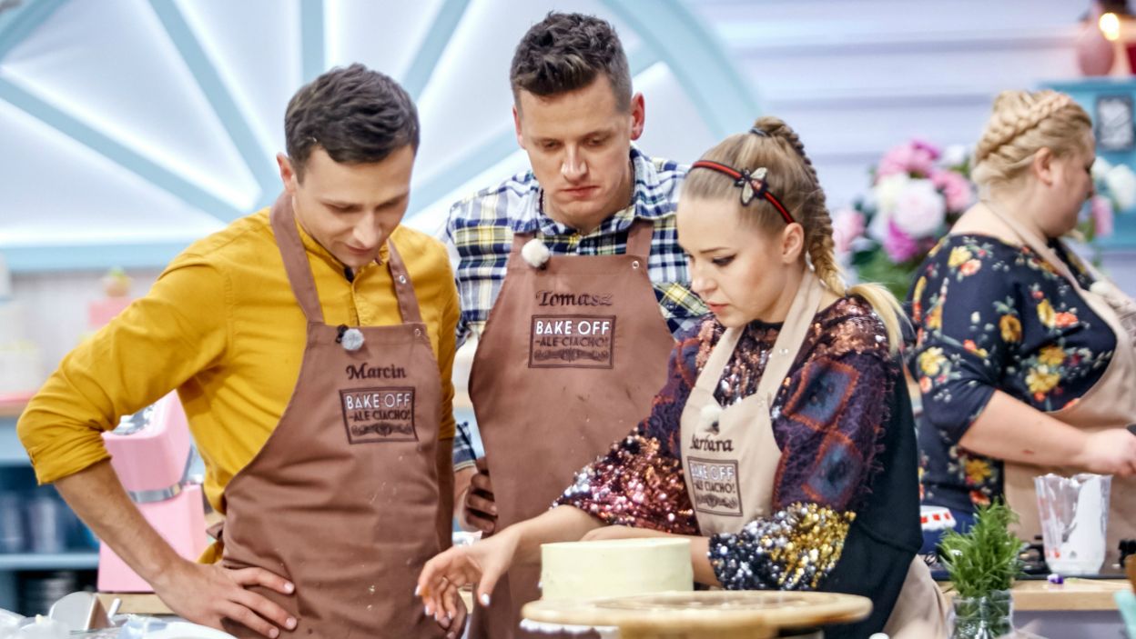 Drużyna w akcji: Marcin, Tomasz i Barbara debatują nad ułożeniem ciasta (fot. TVP)
