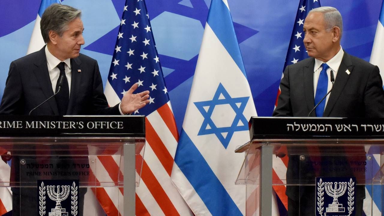 Sekretarz stanu USA Antony Blinken i premier Izraela Benjamin Netanjahu (fot. PAP/EPA/DEBBIE HILL / POOL)
