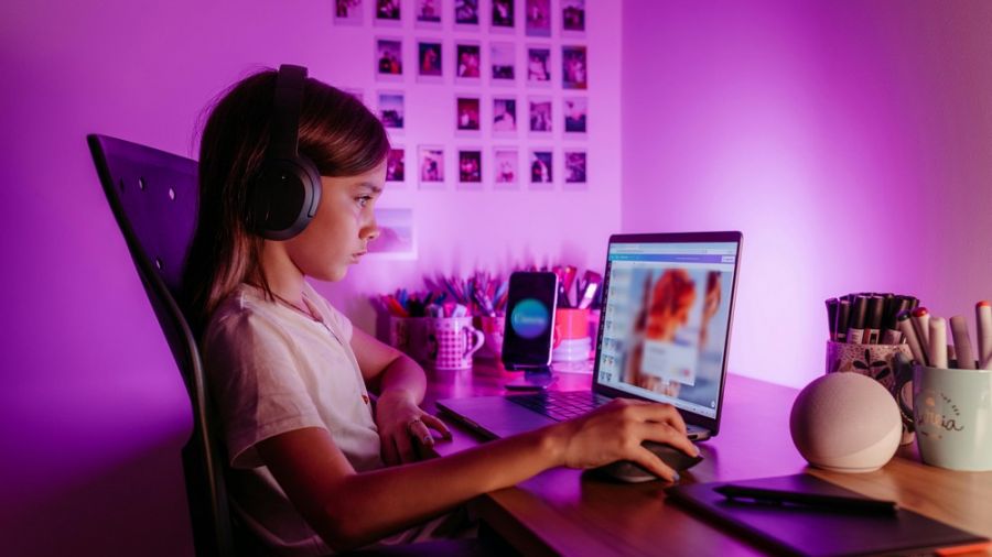 Dane wskazują, że połowa najmłodszych w wieku 7-12 lat jest w Internecie już od godz. 13.00 do godz. 21.00. (fot. ilustr. źródło: pexels.com)