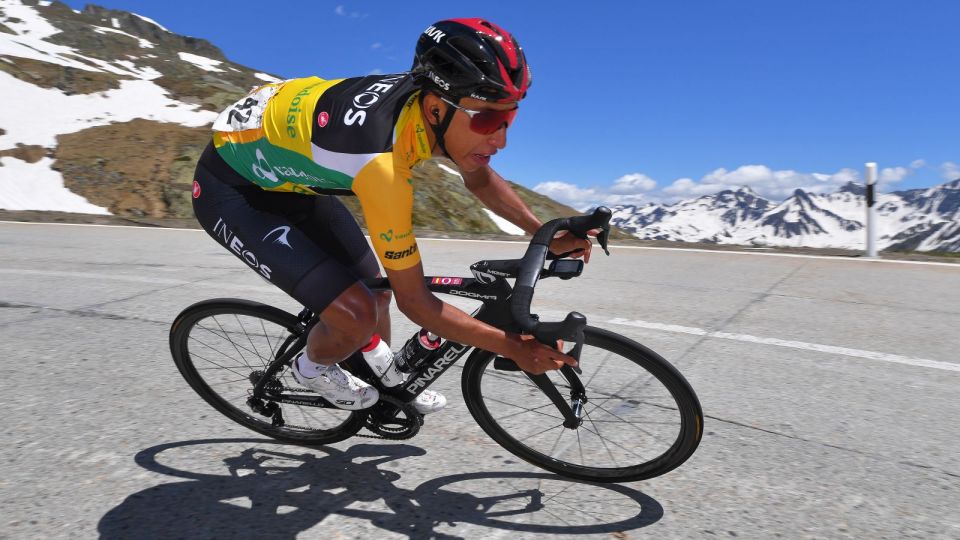Egan Bernal walczy z koronawirusem. Wystawił na aukcję ...
