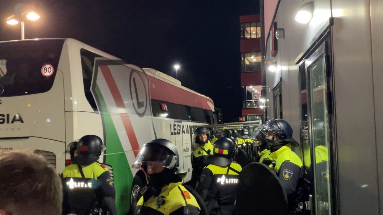 Funkcjonariusze policji otoczyli autokar Legii Warszawa i grozili po meczu... szturmem. Finalnie aresztowani zostali Josue oraz Radovan Pankov (fot: TVP)