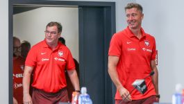 Jan Urban i Robert Lewandowski (fot. Getty Images) Na zdjęciu widać Roberta Lewandowskiego w czerwonej koszulce reprezentacji Polski, w towarzystwie członka sztabu drużyny. Obaj wchodzą do sali konferencyjnej, co sugeruje zbliżające się spotkanie z mediami. Widoczne logo sponsorów oraz mikrofon i woda na stole podkreślają oficjalny charakter wydarzenia. Obrazek dobrze ilustruje kontekst wypowiedzi Jana Urbana dotyczącej stanu zdrowia kapitana kadry (fot. Getty Images)