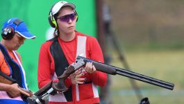 Sandra Bernal (fot. PAP) Sandra Bernal, polska zawodniczka strzelectwa sportowego, podczas zawodów w konkurencji trap – ubrana w czerwoną koszulkę, kamizelkę strzelecką, czapkę z daszkiem i ochronniki słuchu, trzyma strzelbę. Zdjęcie symbolizuje jej historyczne osiągnięcie jako pierwszej Polki, która zdobyła brązowy medal mistrzostw świata w tej dyscyplinie
