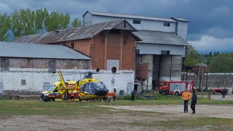 Spadł z ciągnika i został przejechany. 25-latek w szpitalu (źródło: Adam Wójcik)