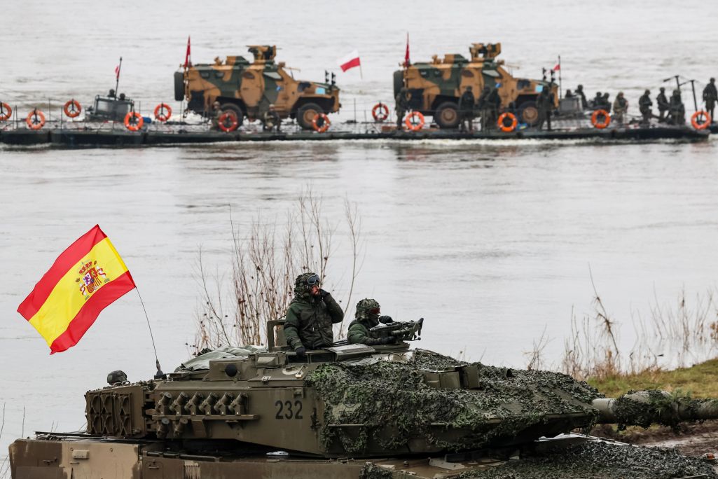 Іспанскія і польскія вайскоўцы перакідваюць танкі і бранятэхніку праз Віслу падчас вучэнняў NATO «Steadfast Defender 2024». Кажэнева (Korzeniewo), Польшча. 5 сакавіка 2024 года. (Фота: Dominika Zarzycka / Zuma Press / Forum)