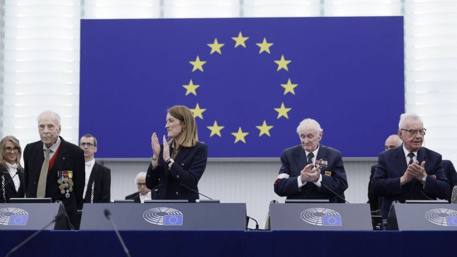 Trzej weterani wojenni, którzy przybyli do PE, to Robert Chot, Janusz Komorowski oraz Janusz Maksymowicz (fot. PAP/EPA/RONALD WITTEK)