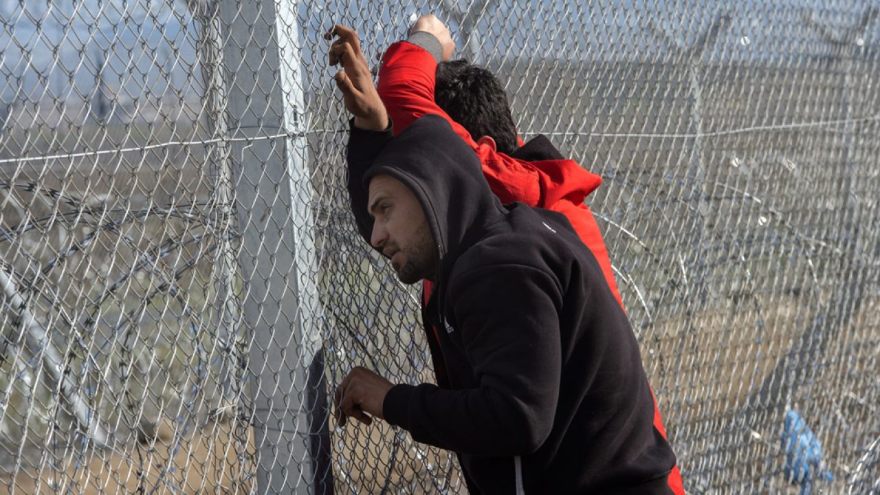 Z powodu zamkniętych granic, w Grecji utknęło już ponad 32 tys. migrantów (fot. PAP/EPA/GEORGI LICOVSKI)