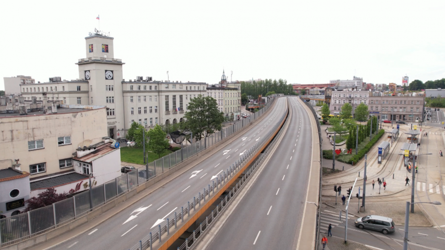 Na obiekcie są wyraźne pęknięcia, dlatego od kilku miesięcy nie mogły przejeżdżać nią samochody ciężarowe.  Fot. TVP3 Katowice