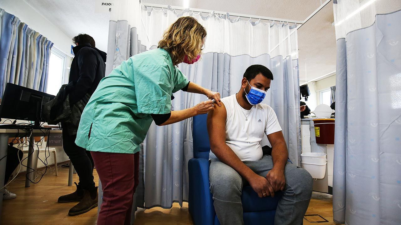 Szczepienia skutecznie zapobiegają ciężkiemu przebiegowi COVID-19 (fot. Mostafa Alkharouf/Anadolu Agency via Getty Images)