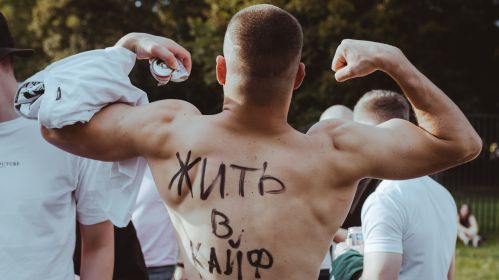 Адзін з фанатаў Макса Каржа перад канцэртам. Фота: Рауль Дзюк / Белсат