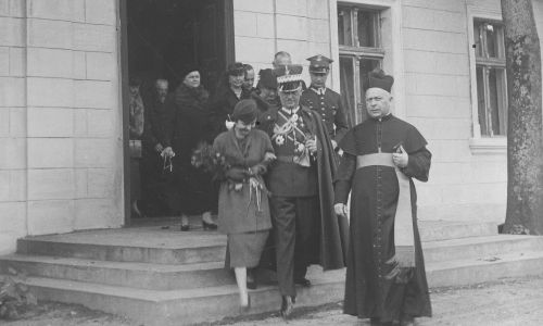 W 1936 r. Zofia Sikorska wyszła za mąż za Stanisława Leśniowskiego. Na zdjęciu: ks. prałat Władysław Pilin oraz generał Sikorski z córką przed dworem w Parchaniu. Fot. IKC/NAC