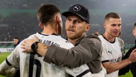 Eugen Polanski, były reprezentant Polski i obecny trener Borussii Moenchengladbach, świętuje swoje pierwsze zwycięstwo w roli szkoleniowca zespołu. Na zdjęciu widać Polanskiego po meczu Pucharu Niemiec przeciwko Karlsruher SC, zakończonego wynikiem 3:1 dla Borussii.