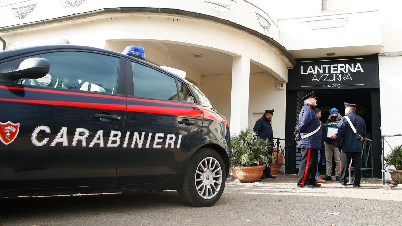 Włoscy karabinierzy przed klubem nocnym „Lanterna Azzurra” w Corinaldo (fot. PAP/EPA/PASQUALE BOVE) Włoscy karabinierzy przed klubem nocnym „Lanterna Azzurra” w Corinaldo (fot. PAP/EPA/PASQUALE BOVE)