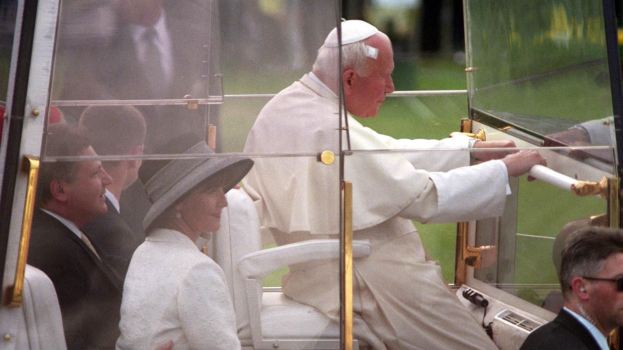 Pożegnanie Jana Pawła II w Balicach w 1999 r. W papamobilu papież, Jolanta Kwaśniewska, ówczesny prezydent RP Aleksander Kwaśniewski (fot. PAP/Adam Hawałej)