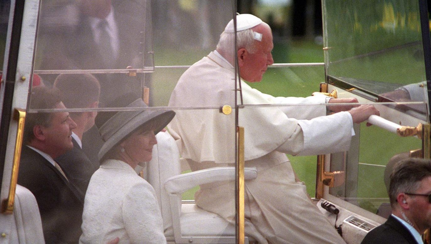 Pożegnanie Jana Pawła II w Balicach w 1999 r. W papamobilu papież, Jolanta Kwaśniewska, ówczesny prezydent RP Aleksander Kwaśniewski (fot. PAP/Adam Hawałej)