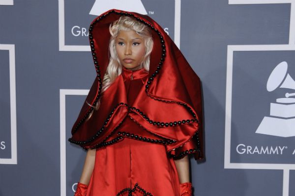 Raperka Niki Minaj bez żadnej statuetki, za to w niecodziennym stroju (fot. PAP/EPA)