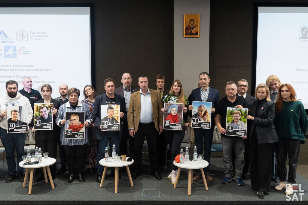 Удзельнікі і госці 2-га Форума імя Астрожскіх у Львове трымаюць партрэты беларускіх журналістаў, што знаходзяцца за кратамі ў Беларусі. 4 лістапада 2023 года. (Фота: Яўген Атцецкі / Белсат)