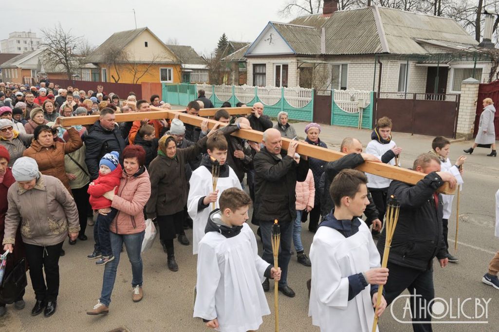 Крыжовы шлях у Баранавічах у 2019 годзе. (Фота: catholic.by)
