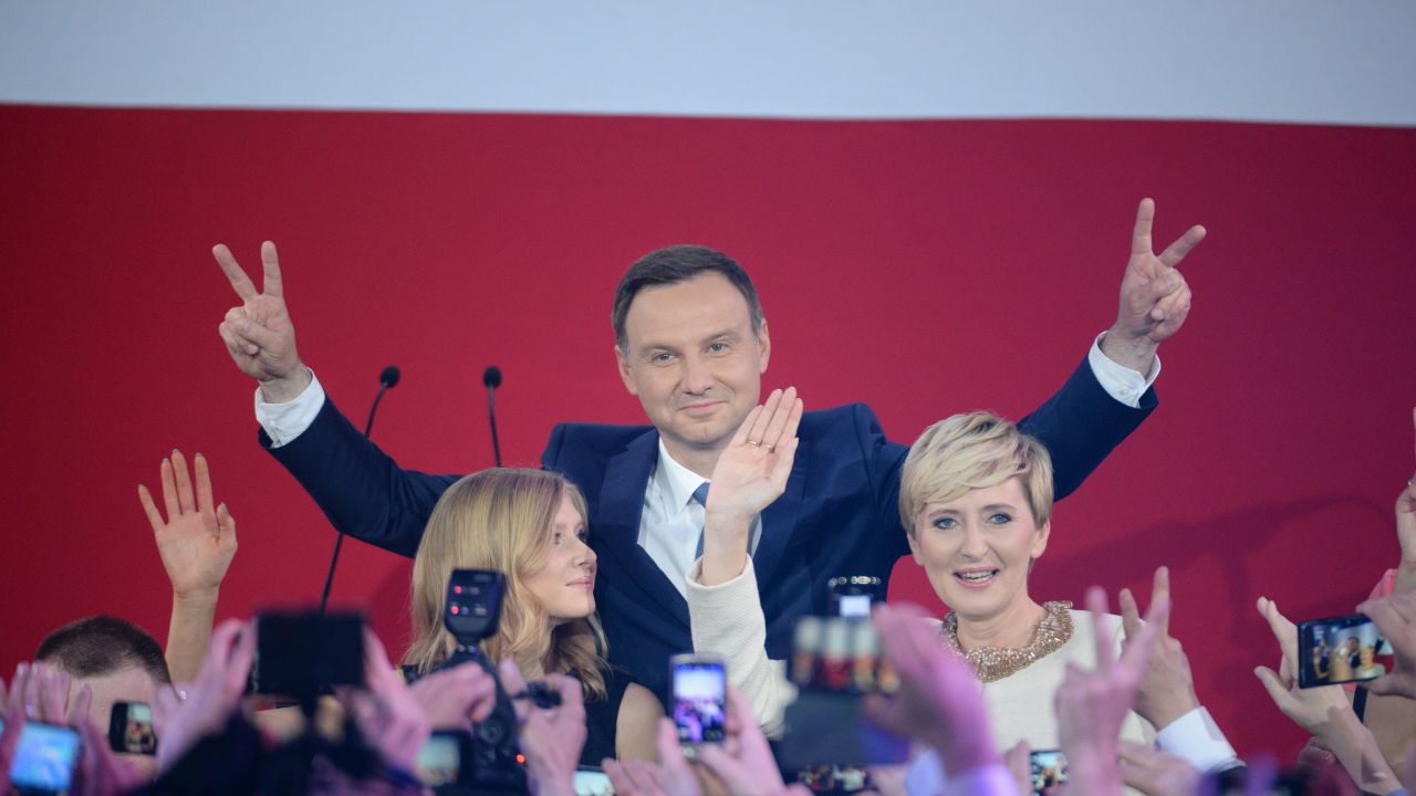 Moment ogłoszenia wyników exit polls II tury wyborów w 2015 r. (fot. PAP/Jacek Turczyk) Moment ogłoszenia wyników exit polls II tury wyborów w 2015 r. (fot. PAP/Jacek Turczyk)