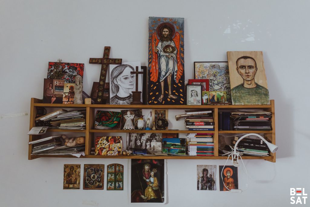 У пакоі мастачкі Ксішы Ангелавай. Варшава, Польшча. 30 красавіка 2025 года. Фота: Белсат