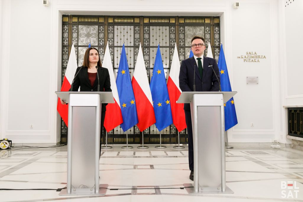 Святлана Ціханоўская і маршалак Сейму Шыман Галоўня выступаюць з прамовамі перад медыямі ў Сейме і Сенаце Рэспублікі Польшча. Варшава, Польшча. 9 студзеня 2024 года. (Фота: Таццяна Верамеева / Белсат)