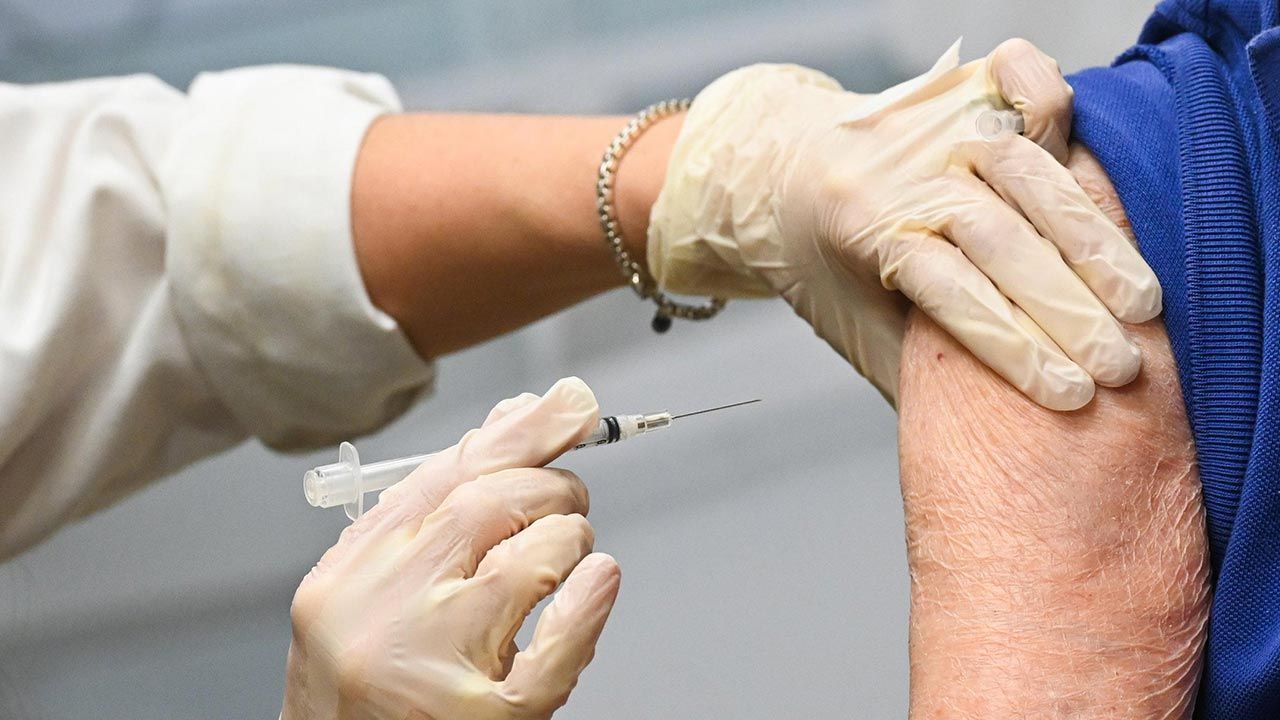 Ozdrowieńcom też się przyda szczepionka (fot. Steve Pfost/Newsday RM via Getty Images)