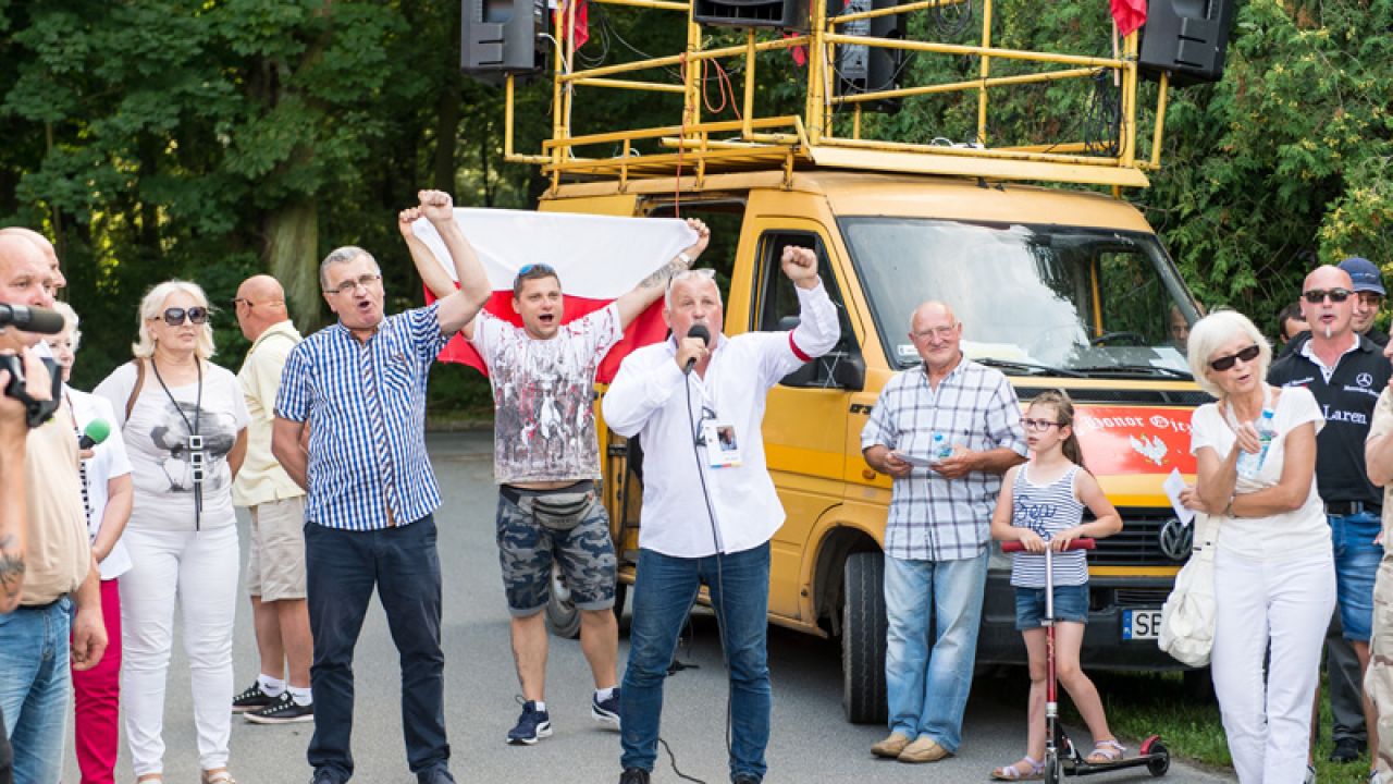 Protestujący przed domem Władysława Frasyniuka we Wrocławiu (fot. PAP/Maciej Kulczyński) Protestujący przed domem Władysława Frasyniuka we Wrocławiu (fot. PAP/Maciej Kulczyński)