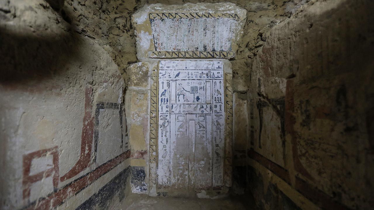 Archeolodzy odkryli w nekropolii Sakkara kilka grobowców (fot. Mohamed El-Shahed/Anadolu Agency via Getty Images)