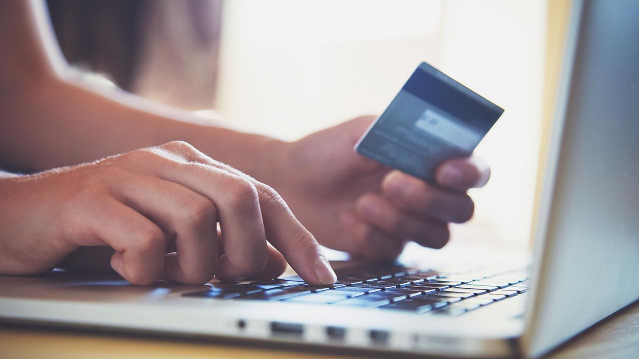 Kobieta twierdziła z początku, że pomyliła kartę zmarłej pacjentki ze swoją własną (fot. Shutterstock/Ivan Kruk) Kobieta twierdziła z początku, że pomyliła kartę zmarłej pacjentki ze swoją własną (fot. Shutterstock/Ivan Kruk)