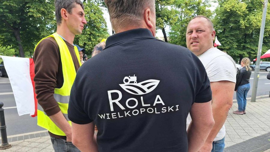 protest rolników przed Wielkopolskim Urzędem Wojewódzkim w Poznaniu (fot. Tomasz Małecki) 