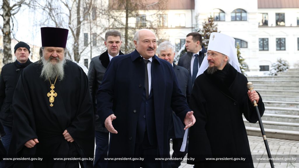 Злева направа: пратаірэй Андрэй Лемяшонак, Аляксандр Лукашэнка і мітрапаліт Веніямін. (Фота: president.gov.by)