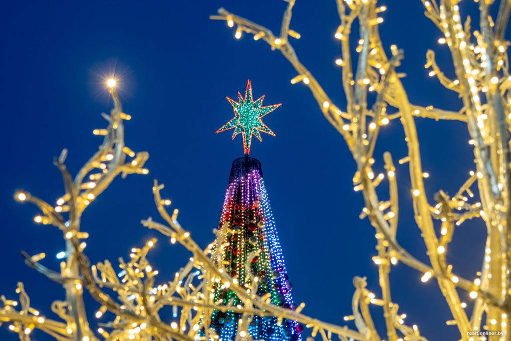 Зорка на каляднай ялінцы ў Менску. (Фота: realt.onliner.by)