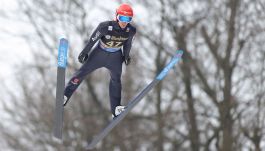 Stephan Leyhe cieszy się z triumfu w Willingen (fot. PAP/EPA)
