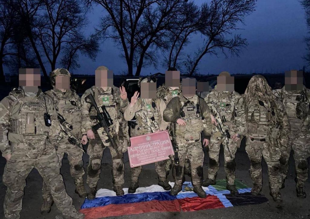 Расейскія і чачэнскія добраахвотнікі ЗСУ у Горкаўскім. (Фота: Сибирский Батальон / Telegram)