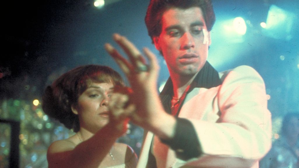 W filmie „Gorączka sobotniej nocy” Travolta zagrał Tony’ego – chłopaka, dla którego odskocznią od życia są imprezy w dyskotece. Fot. Materiały prasowe TVP