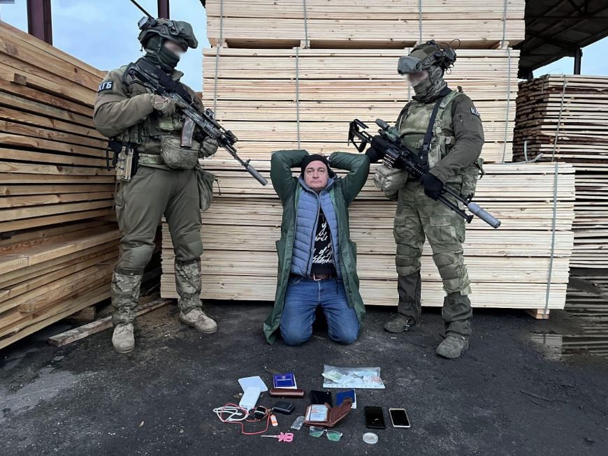 Улады апублікавалі фота затрыманых у выніку «чэкісцкай ваеннай аперацыі» ў Лельчыцкім раёне. (Фота: nevolf / Telegram)