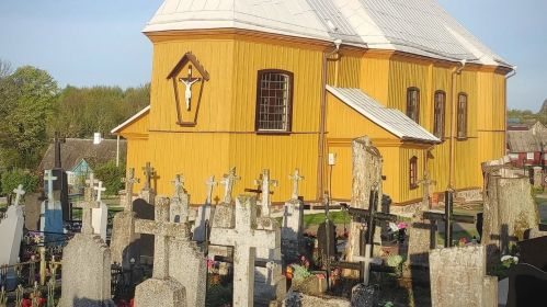 Пахаванні пры каталіцкім храме ў Гудагаі, дзе з надмагілляў зніклі некалькі металічных крыжоў. Фота: katolik.life