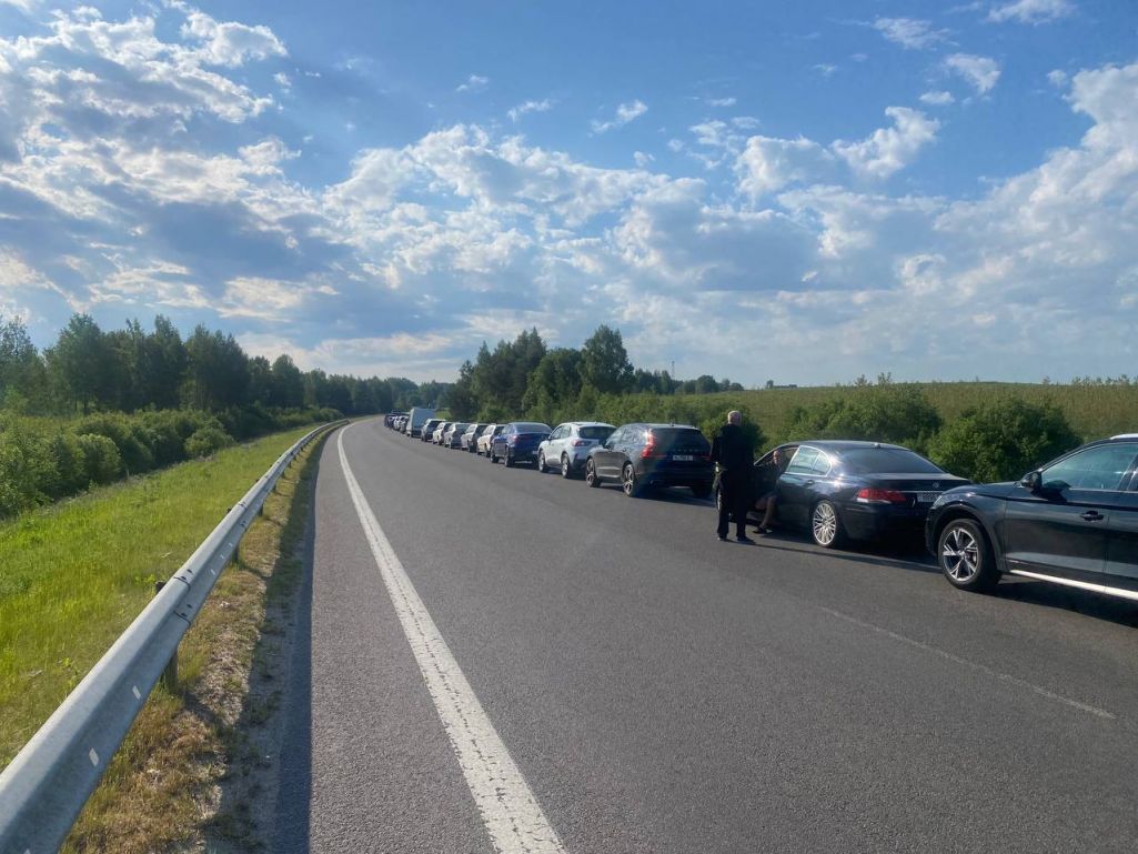 Чарга каля літоўскага пункту пропуску «Мядзінінкай» раніцай 28 траўня. (Фота: «Infotrans Media Belarus» / Telegram)