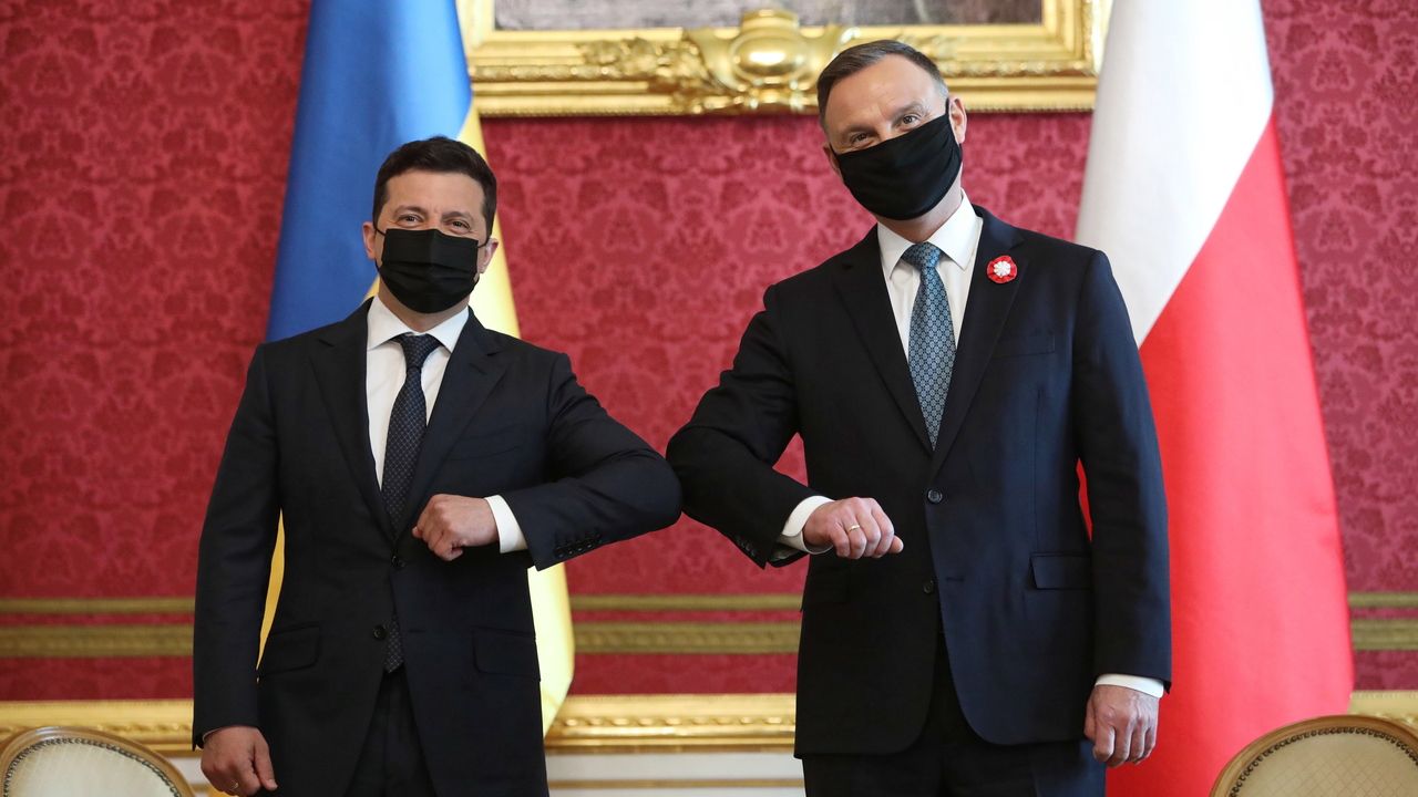 Prezydent RP Andrzej Duda oraz prezydent Ukrainy Wołodymyr Zełenski (fot. PAP/Leszek Szymański)