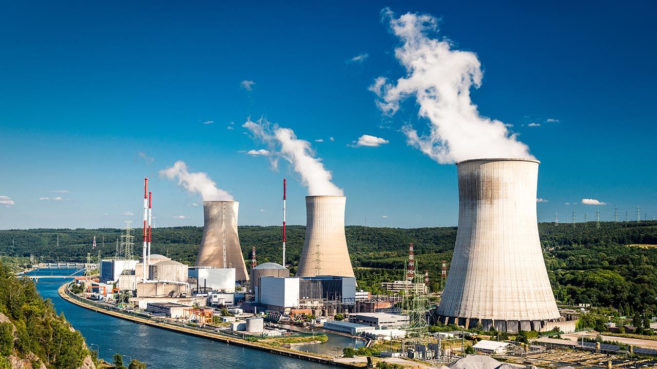 Tweet dotyczy rozwoju energetyki jądrowej (fot. Shutterstock/engel.ac, zdjęcie ilustracyjne)