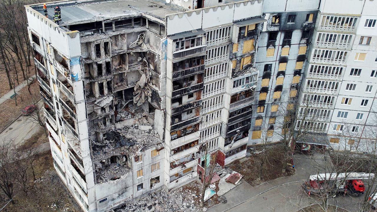 Zniszczenia w Charkowie spowodowane rosyjską inwazją (fot. PAP/EPA/SERGEY KOZLOV)