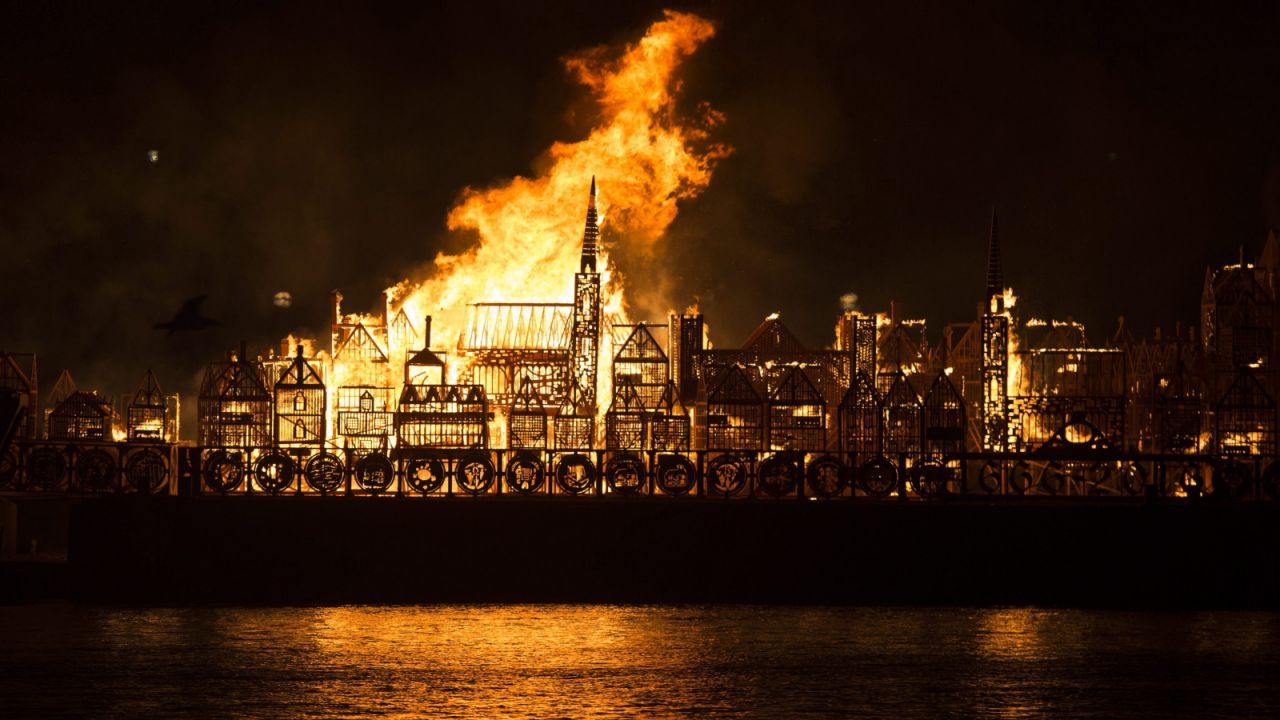 350 lat temu spłonął średniowieczny jeszcze, drewniany i kryty strzechą Londyn (fot.PAP-EPA-WILL OLIVER)