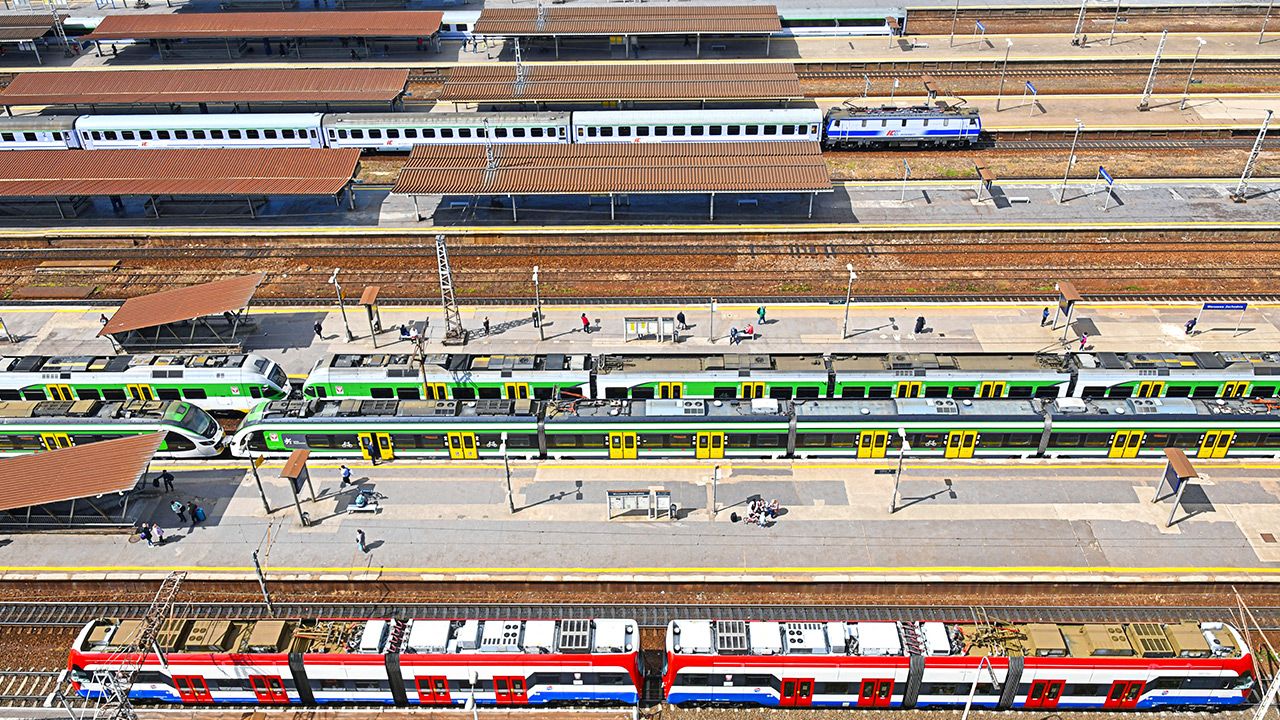 Bieżące informacje na temat zmiany w kursowaniu pociągów są podawane stacjach PKP (fot. Shutterstock) Bieżące informacje na temat zmiany w kursowaniu pociągów są podawane stacjach PKP (fot. Shutterstock)
