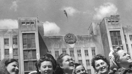Пляцоўка перад Домам ураду ў Менску. Першае святкаванне 9 траўня ў гісторыі. Крыніца: minskphotohistorynews / Instagram