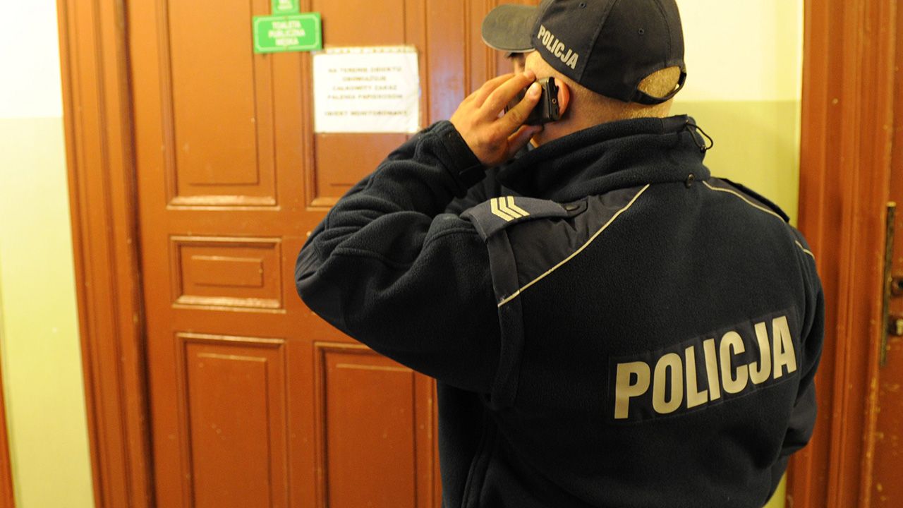 Policjanci apelują o zachowanie ostrożności (fot. arch.PAP/Marcin Bielecki)